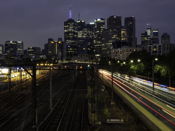 夜晚的城市天际线和火车轨道图片下载