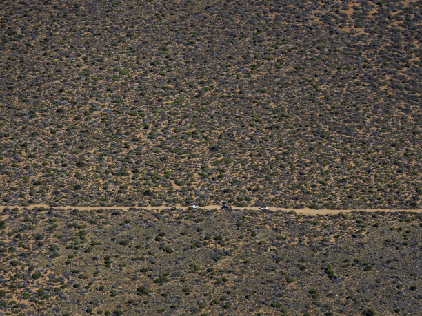 内陆土路的鸟瞰图图片下载