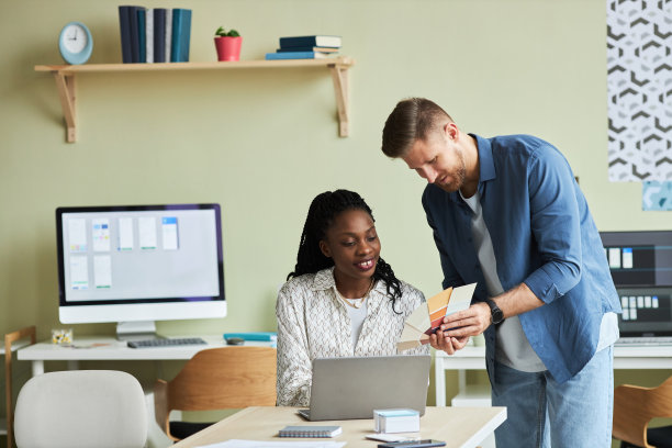 两个设计师在看色块图片下载