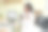 微笑的黑人女性使用智能手机在舒适的办公室休息图片下载
