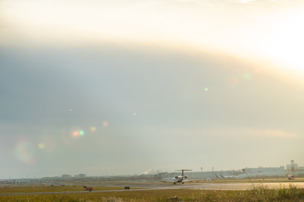 飞机滑行在皮尔逊国际机场在黄昏，多伦多，加拿大图片下载