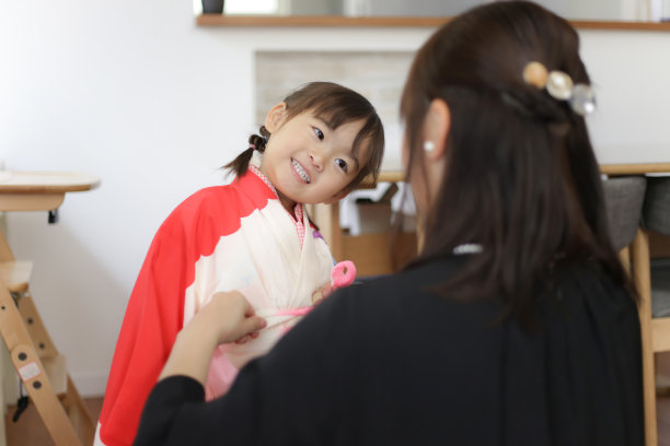 女孩穿着和服七重山的形象图片下载