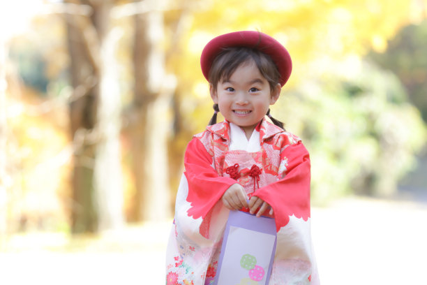 笑眯眯的少女七市山形象图片下载