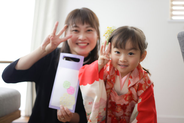 父母和孩子手持手工制作的千岁糖果袋七市山图为图片下载