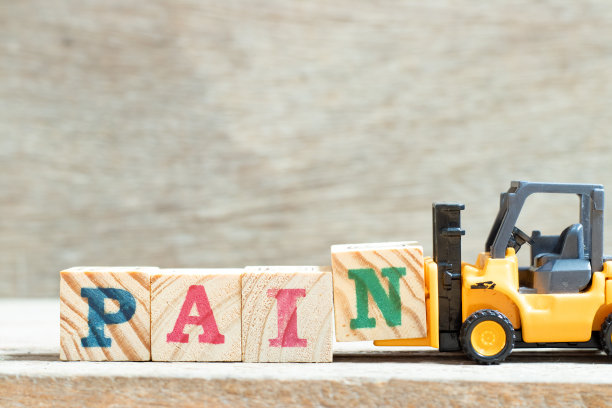 玩具叉车保持字母块n完成字痛在木材背景图片下载