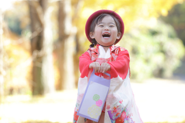 笑眯眯的少女七市山形象图片下载