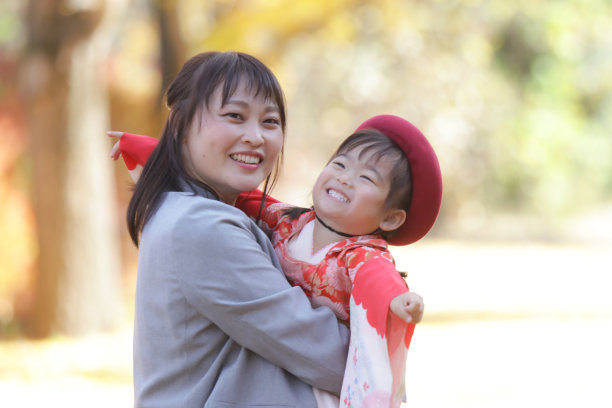 微笑的父母和孩子七五三节日形象图片下载