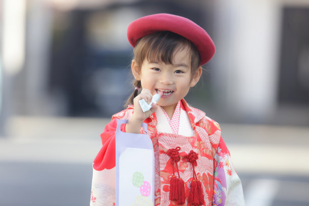 女孩舔千岁糖七重山的形象图片下载