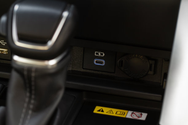 USB端口在汽车面板关闭。汽车内饰细节。汽车usb充电器细节。图片下载