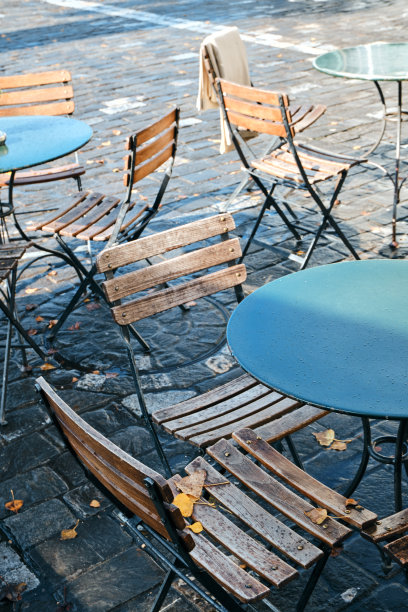 夏日休息期间，咖啡馆里空荡荡的桌椅图片下载