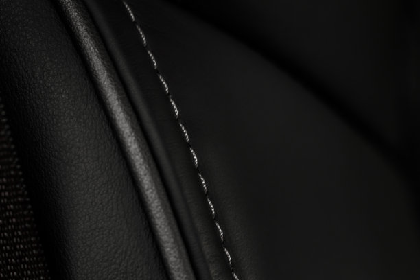 现代汽车织物座椅的高角度视图。特写汽车座椅纹理和内部细节。详细的图像的汽车褶针工作。真皮座椅。图片下载