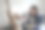 艺术、创意、爱好、工作和创意职业的概念。一个忙碌的艺术家坐在画架前的椅子上，用画笔作画，使用丙烯酸颜料。图片下载