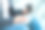 特写的自由职业者与咖啡打字在线。男性自由职业者的在线交流图片下载