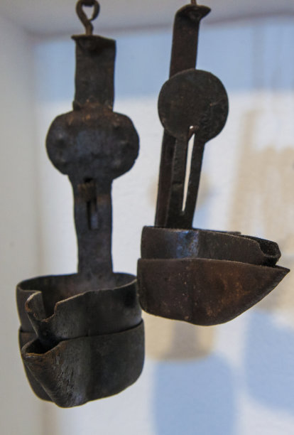 古董铁油灯。乡村风格。有选择性的重点图片下载