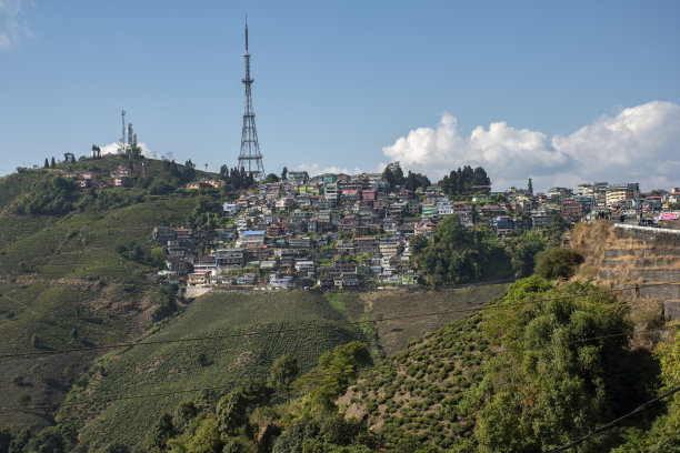 印度西孟加拉邦大吉岭附近的库尔塞奥：喜马拉雅山城景观图片下载