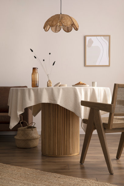 家庭和舒适的餐厅内部圆木桌，设计扶手椅，模拟海报框架，吊灯，茶壶，装饰和个人配件。时尚的家居装饰。模板。图片下载