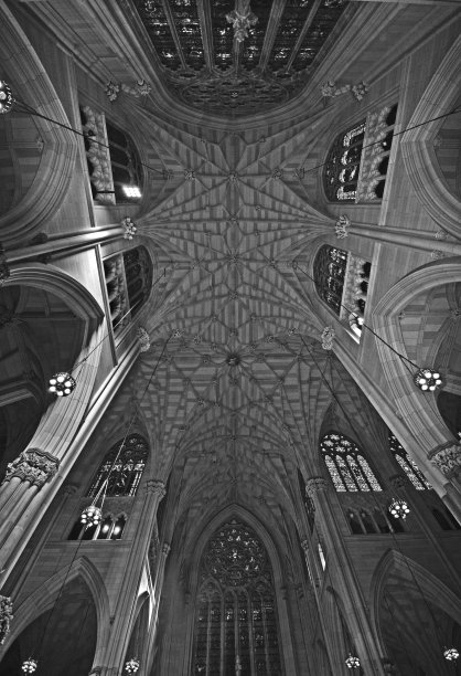 垂直拍摄的一个教堂内部在纽约市，曼哈顿图片下载