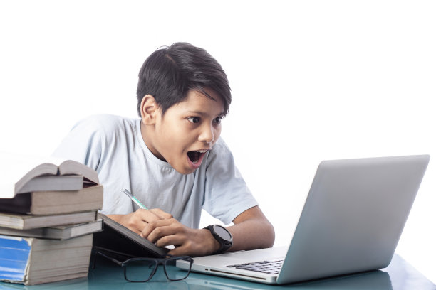 震惊惊讶的孩子看着电脑屏幕图片下载