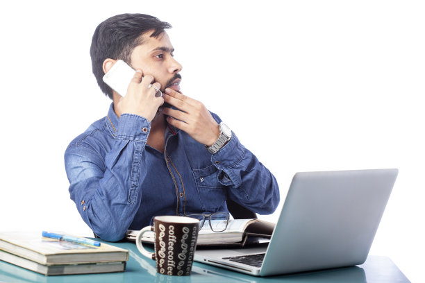 亚洲男人用手机聊天，用电脑工作图片下载