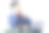 亚洲男人用手机聊天，用电脑工作图片下载