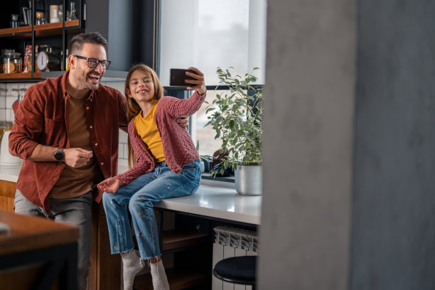 父亲和女儿在自拍图片下载