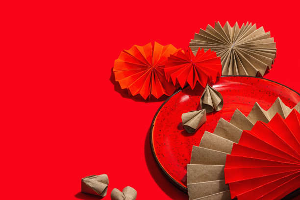 春节快乐的传统观念。东方亚洲风格的纸扇，红色背景图片下载