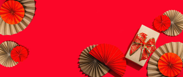 快乐春节礼物概念。东方亚洲风格的纸扇，传统的红色装饰图片下载