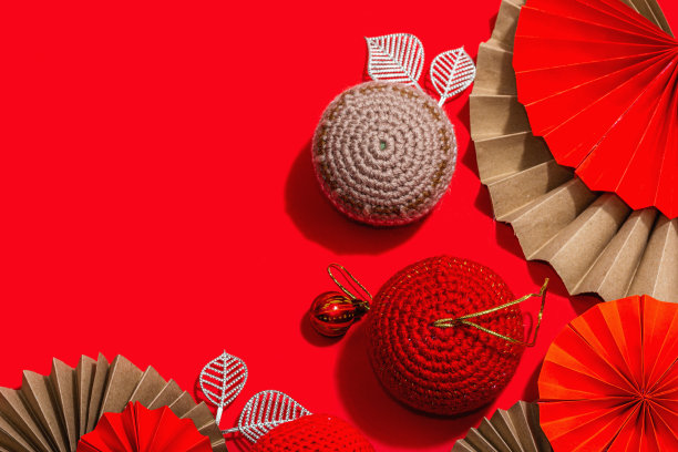 春节快乐的传统观念。东方亚洲风格的纸扇，红色背景图片下载