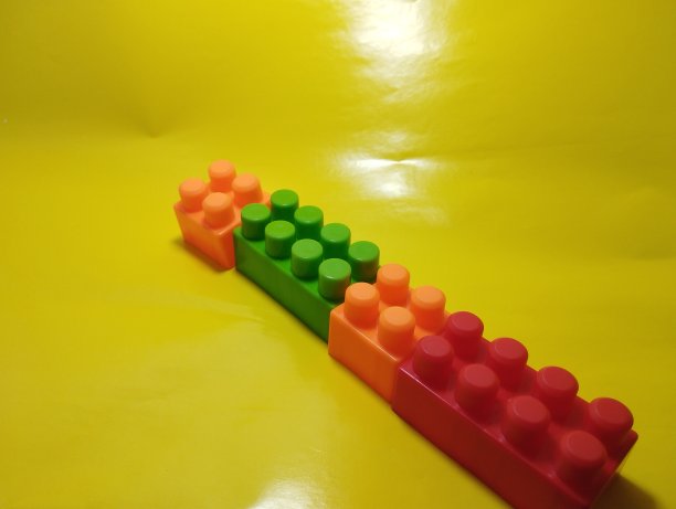 黄色背景下的积木。儿童玩具图片下载