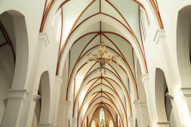 空的基督教堂内部与十字架，建筑设计。宗教信仰。天主教的宗教。耶稣崇拜。图片下载