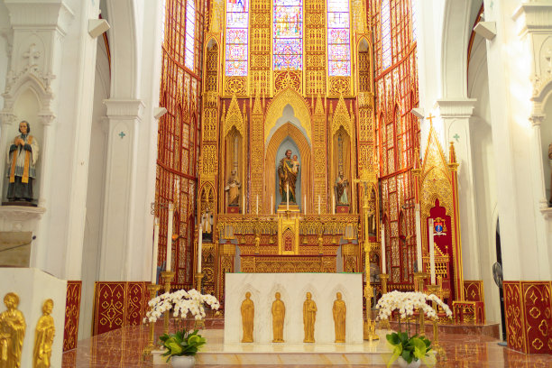 空的基督教堂内部与十字架，建筑设计。宗教信仰。天主教的宗教。耶稣崇拜。图片下载