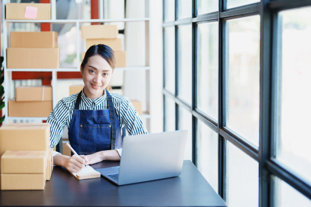 创业创业的独立亚洲女性网上卖家包装产品寄给客户和中小企业交付的概念图片下载