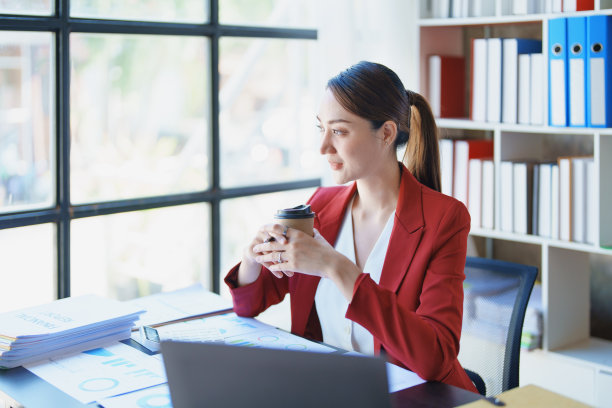 女商人坐着喝咖啡，笑得很开心图片下载