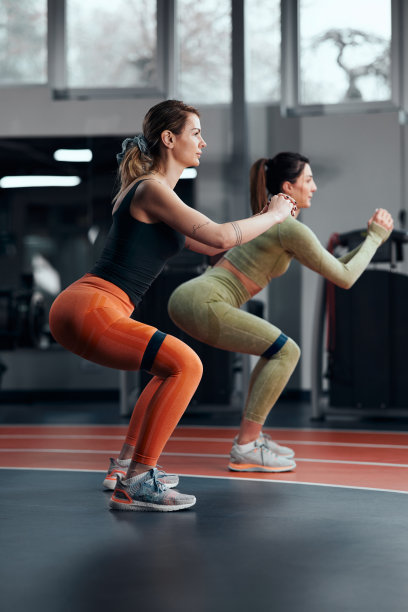 运动妇女在健身房锻炼弹性阻力橡皮筋。图片下载