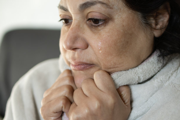 中东裔中年妇女因抑郁和悲伤而流泪。性别暴力中的虐待和虐待概念图片下载