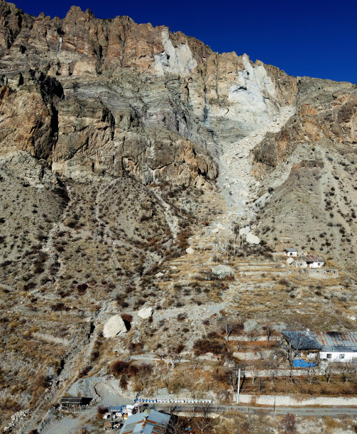 在Uzundere陡坡上的岩崩图片下载