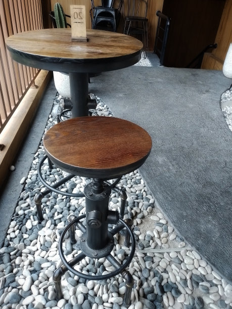 圆桌和椅子与铁管框架图片下载