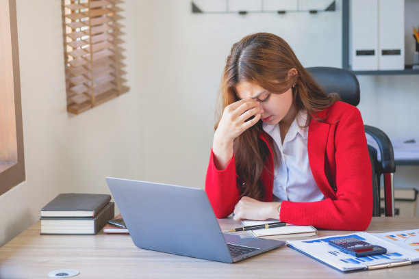 概念倦怠综合症。职场女性工作不舒服。这是由于工作不成功积累的压力和休息时间过少造成的。向精神病专家咨询。图片下载