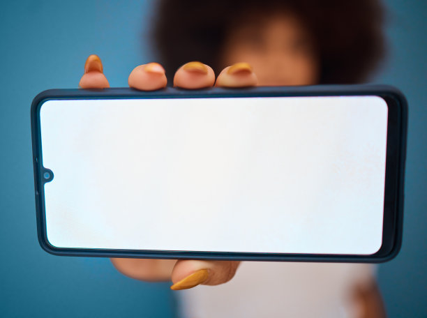 女人，手和手机屏幕模型的广告，营销或品牌对抗工作室的背景。手拿移动智能手机显示器，chromakey或复制空间的文本，消息或标志图片下载