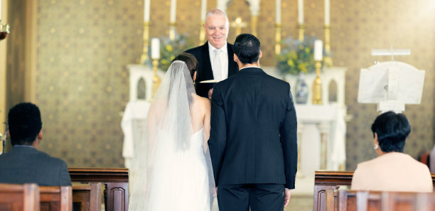 新人、婚礼和牧师带着承诺、爱情和结婚仪式一起在教堂服务。男人，女人和牧师的信任，庆祝和基督教结婚事件在礼拜堂或精神图片下载