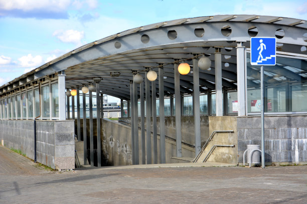 钢筋混凝土的地铁入口用柱子和标志隔离，特写图片下载