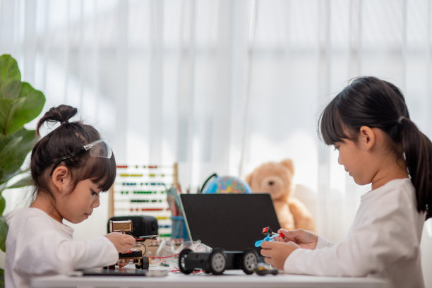 亚洲学生在家里学习在STEM、STEAM、数学、工程、科学和技术领域为儿童机器人概念编写计算机代码的机器人汽车和电子电路板电缆。图片下载