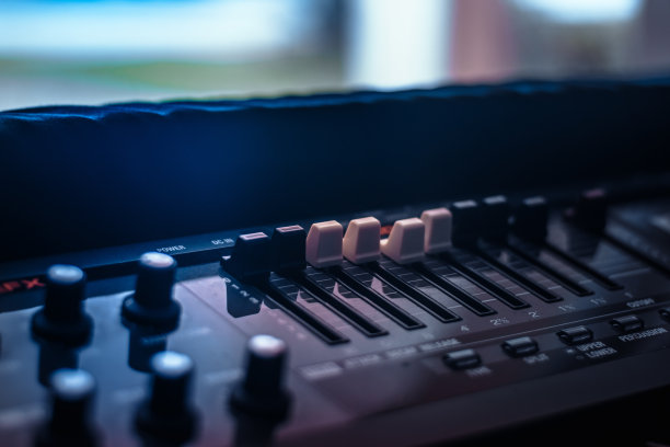 浅焦点的音频设备，混音器和按钮图片下载