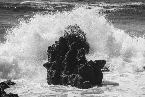 西班牙加那利群岛大西洋兰萨罗特岛的海蚀柱受到巨浪的冲击图片下载