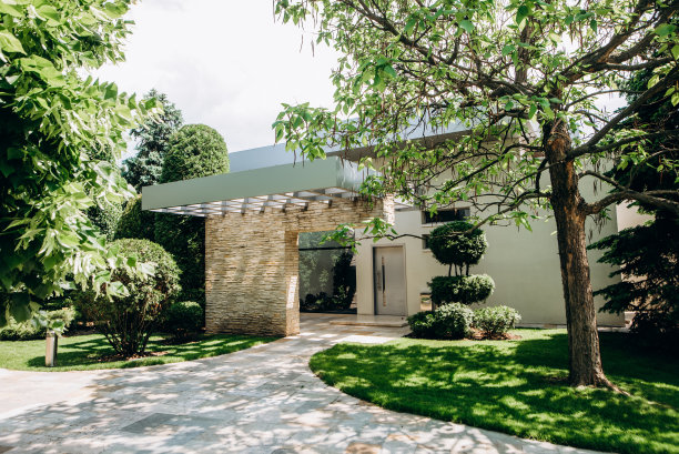 现代风格的美丽乡村别墅。前门和一个美丽的现代石头小屋的庭院图片下载