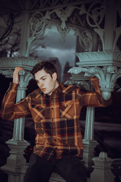 年轻人在纽约的户外思考图片下载