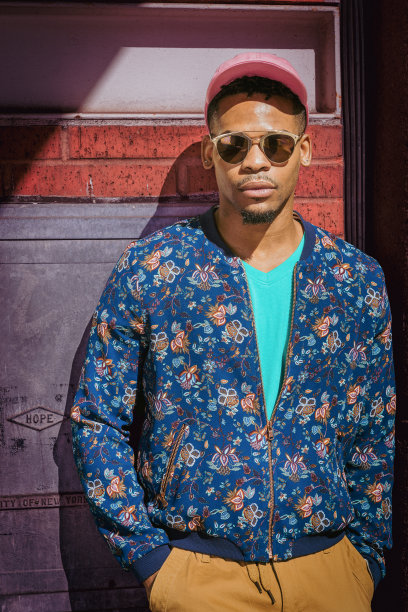 纽约街头的年轻人图片下载