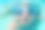 小婴儿戴着泳镜，小女孩在游泳池里潜泳。潜水的孩子。学游泳的孩子。享受泡沫。在水下睁开眼睛，往水里看。图片下载