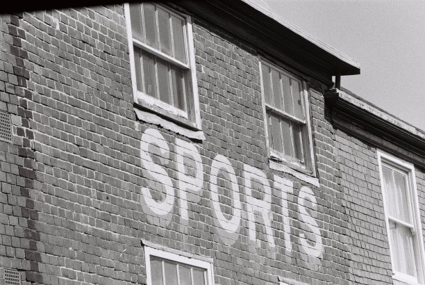 英国一个小村庄的老建筑的黑白胶片照片图片下载