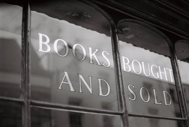 英国一个小村庄的书店橱窗的黑白胶片照片图片下载